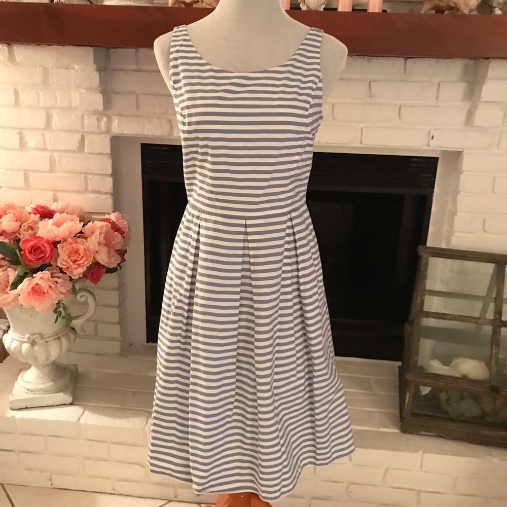 Jones New York size 10  blue and white stripe